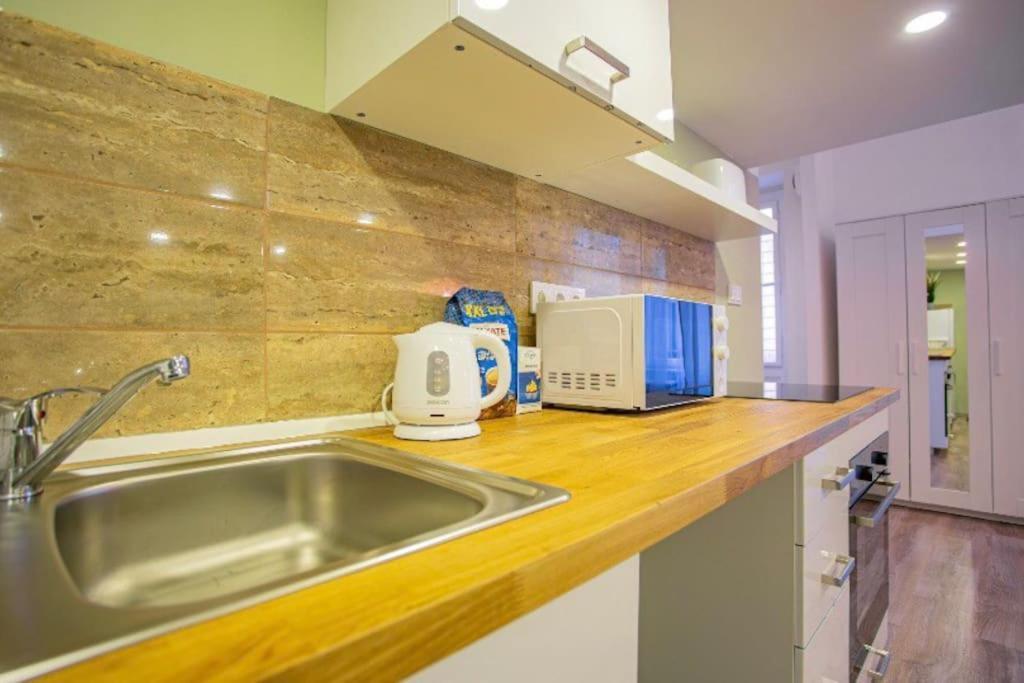 Cosy 2 Bedroom Flat In Akacfa St., Sol ブダペスト エクステリア 写真