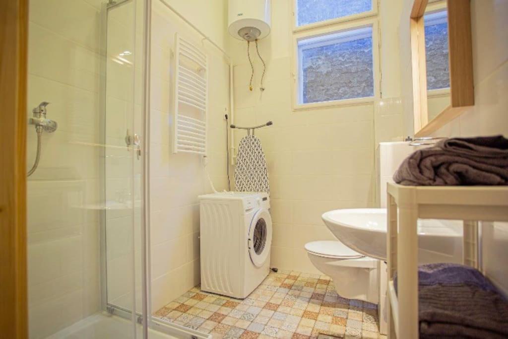Cosy 2 Bedroom Flat In Akacfa St., Sol ブダペスト エクステリア 写真