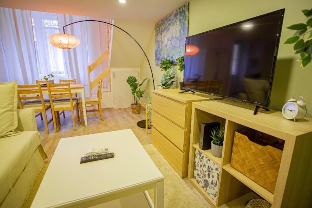 Cosy 2 Bedroom Flat In Akacfa St., Sol ブダペスト エクステリア 写真