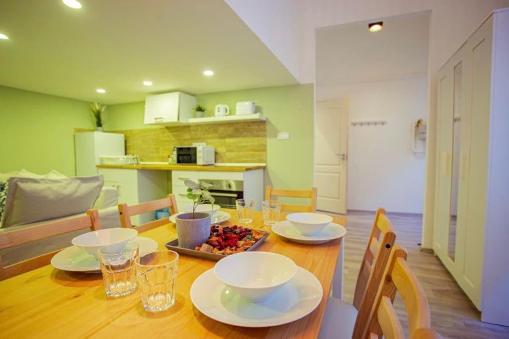 Cosy 2 Bedroom Flat In Akacfa St., Sol ブダペスト エクステリア 写真