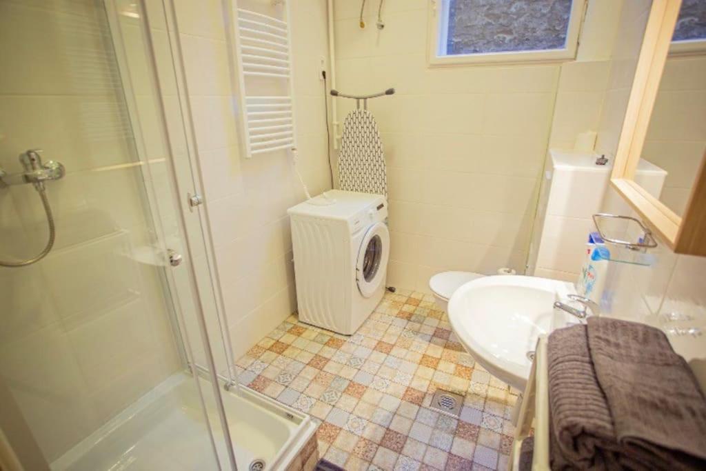 Cosy 2 Bedroom Flat In Akacfa St., Sol ブダペスト エクステリア 写真