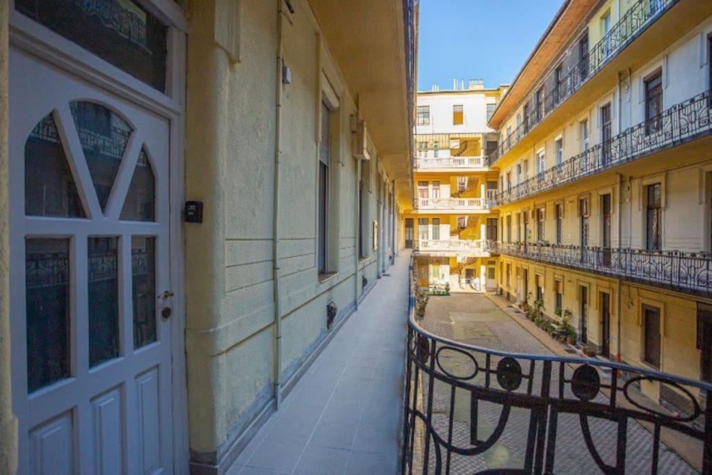 Cosy 2 Bedroom Flat In Akacfa St., Sol ブダペスト エクステリア 写真